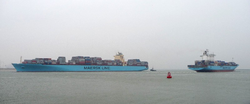 MAERS PALERMO PASSEERT DE EMMA  MAERSK 