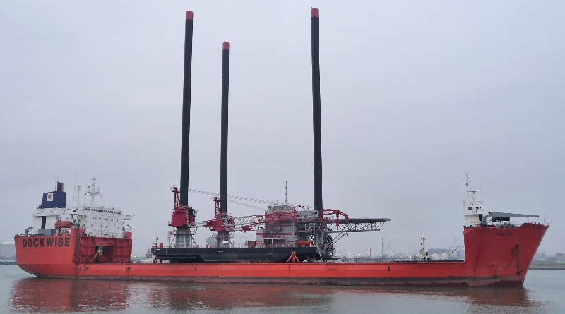 DOCKWISE SWAN met de KS TITAN aan dek DOCKWISE SWAN met de KS TITAN aan dek