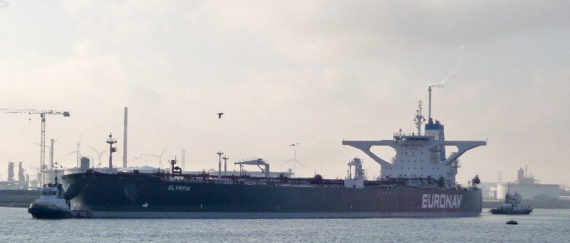 mammoet tanker OLYMPIA geassisteerd door diverse smit sleepboten