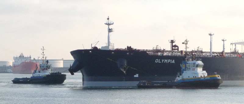 De OLYMPIA geassisteerd door de SMIT JAPAN en  de SMIT ARUBA
