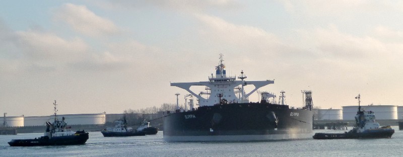 De OLYMPIA geassisteerd door de SMIT JAPAN  de SMIT ARUBA  de SMIT HUMBER en de THAMESBANK