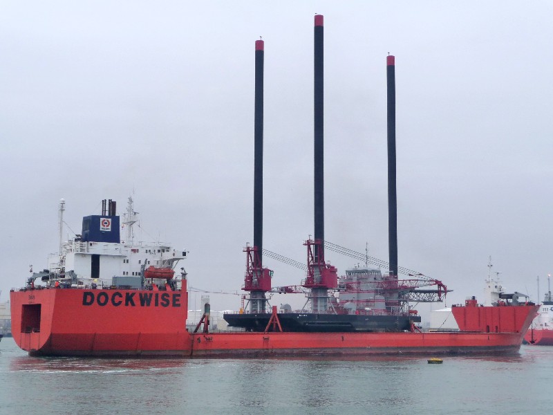 dockwise swan met aan dek de ks titan dockwise swan met aan dek de ks titan