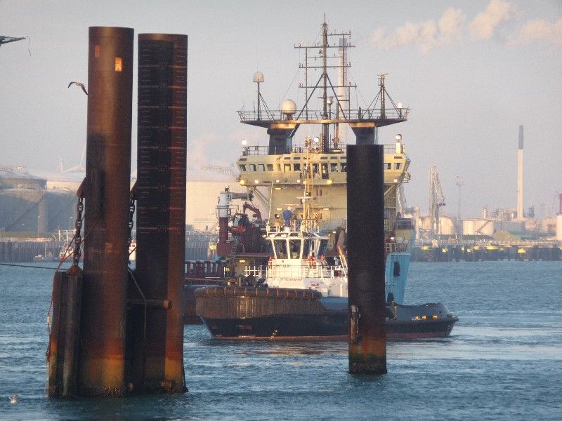SMIT ELBE en de MAERSK CHALLENGER SMIT ELBE en de MAERSK CHALLENGER