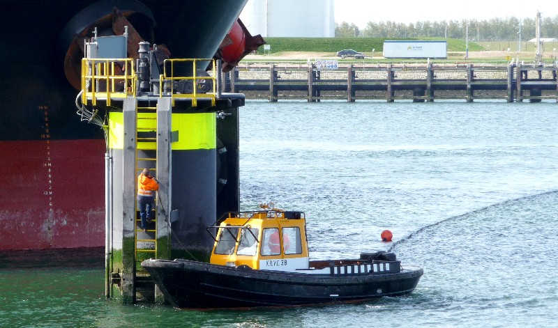 De roeiers bevestigen de sleepdraad van de VYSOTSK-1 aan de de trekproefpaal