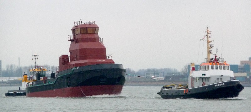 sleepboot KRONOS met casco onderweg naar Dordrecht