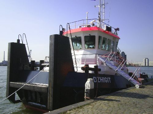 duw-sleepboot dzhigit aan de parkkade rotterdam