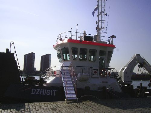 duw-sleepboot dzhigit aan parkkade in rotterdam