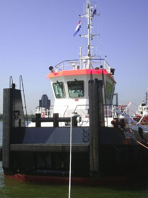 duw-sleepboot dzhigit aan de parkkade in rotterdam