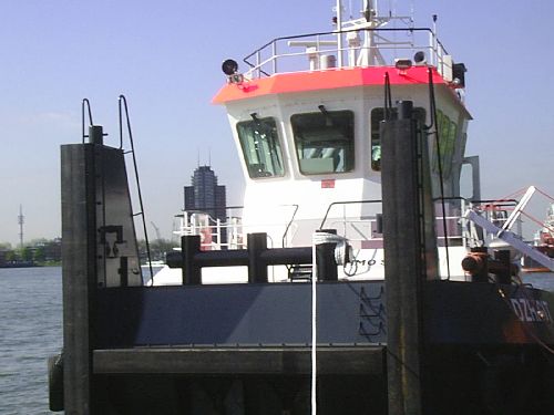 duw-sleepboot  dhzigit aan de parkkade rotterdamt