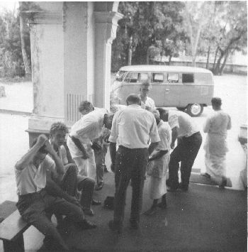 tasmanzee de bemanning bezoekt een tempel in sri lanka