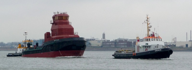 sleepboot KRONOS met casco onderweg naar Dordrecht